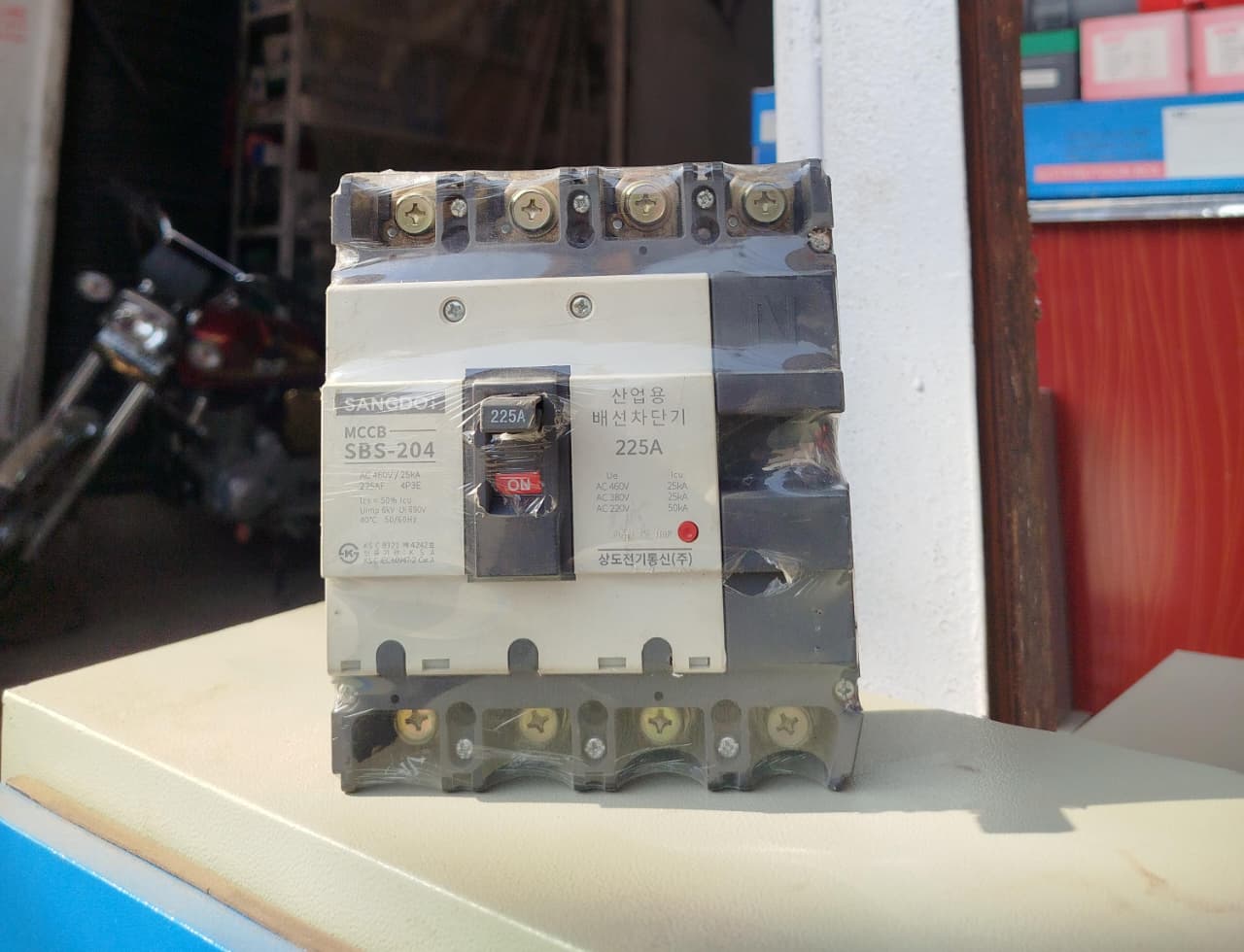 "High-Performance 225 Amp 4 Pole Industrial Circuit Breaker – Reliable Power Protection for Heavy Loads"