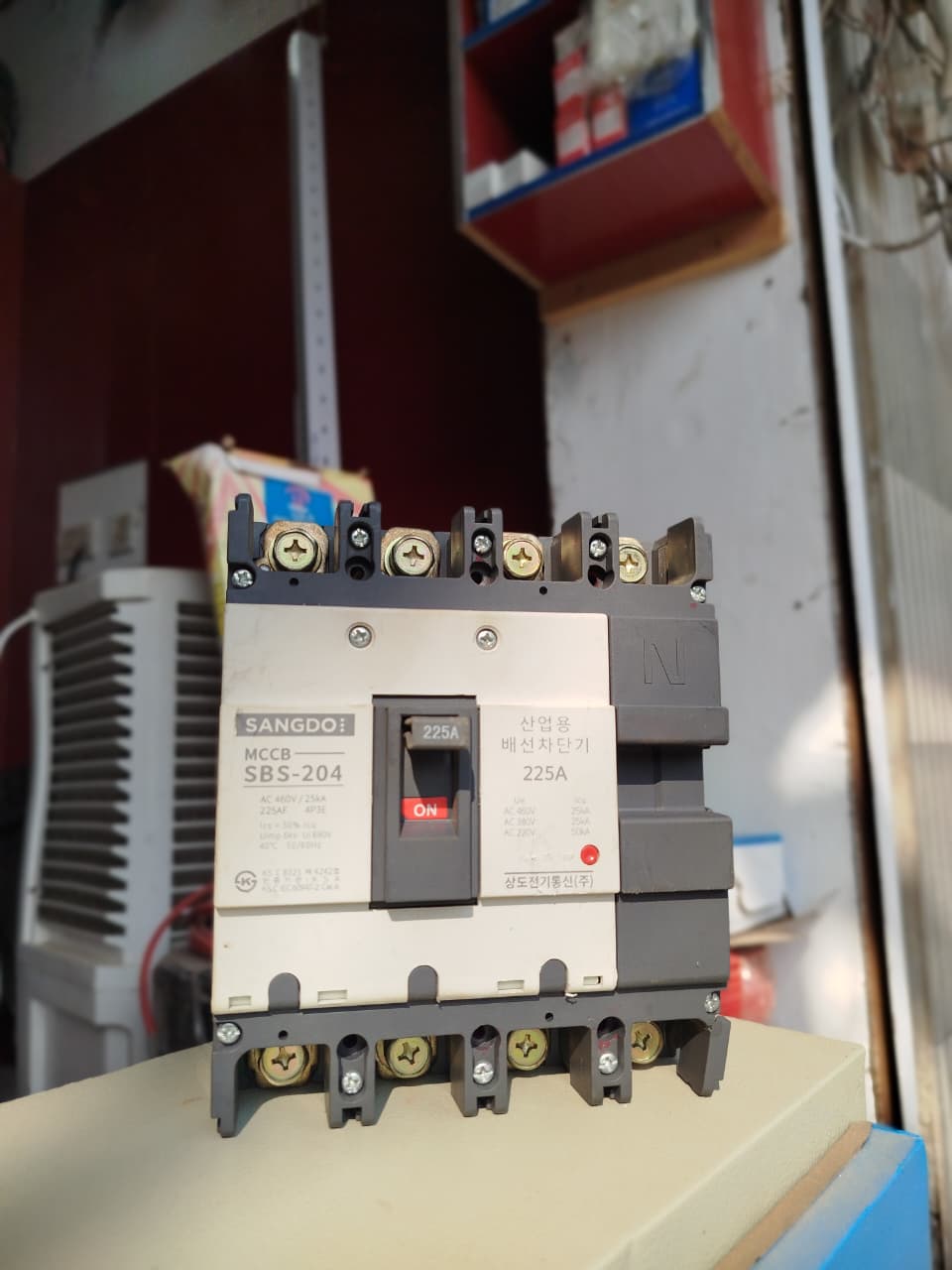 "High-Performance 225 Amp 4 Pole Industrial Circuit Breaker – Reliable Power Protection for Heavy Loads"